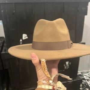 Medium camel felt Panama hat